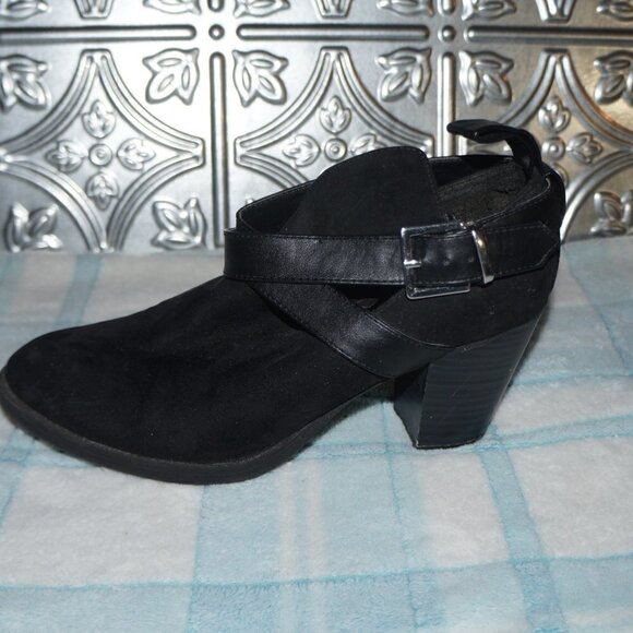 Justfab Size 8 Buckle Strap Design Black Closed Toe Heels - Picture 6 of 8